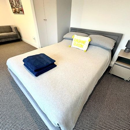 Stylish Modern, Private Apartment,15 Mins To Central London 亨顿 外观 照片