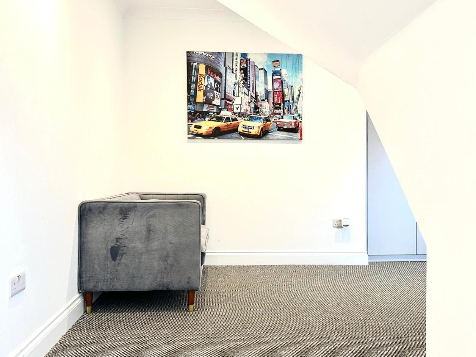 Stylish Modern, Private Apartment,15 Mins To Central London 亨顿 外观 照片