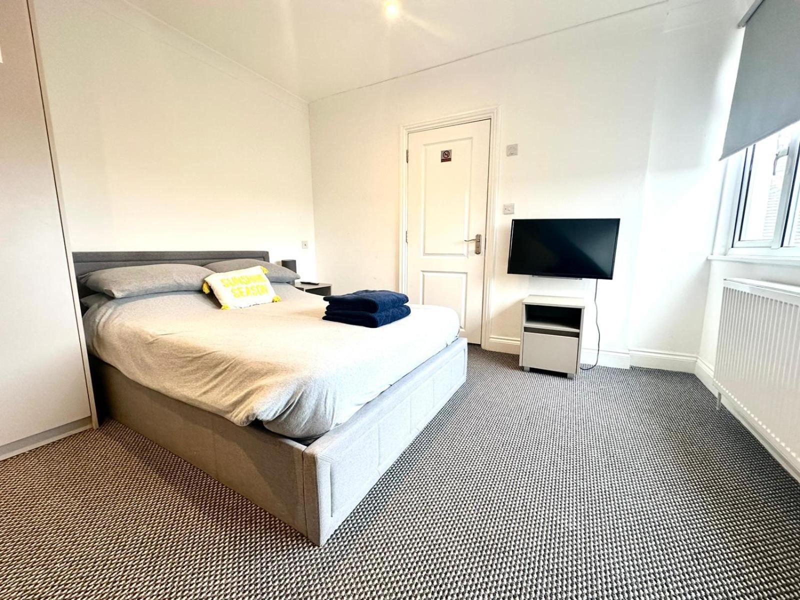 Stylish Modern, Private Apartment,15 Mins To Central London 亨顿 外观 照片