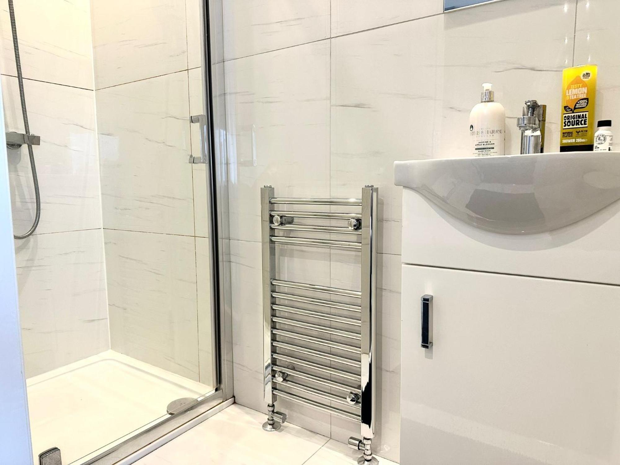 Stylish Modern, Private Apartment,15 Mins To Central London 亨顿 外观 照片