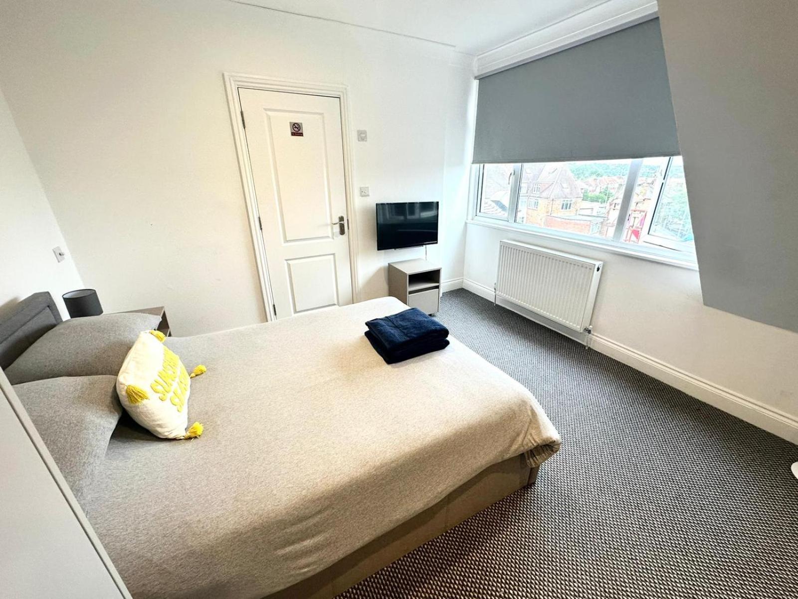 Stylish Modern, Private Apartment,15 Mins To Central London 亨顿 外观 照片