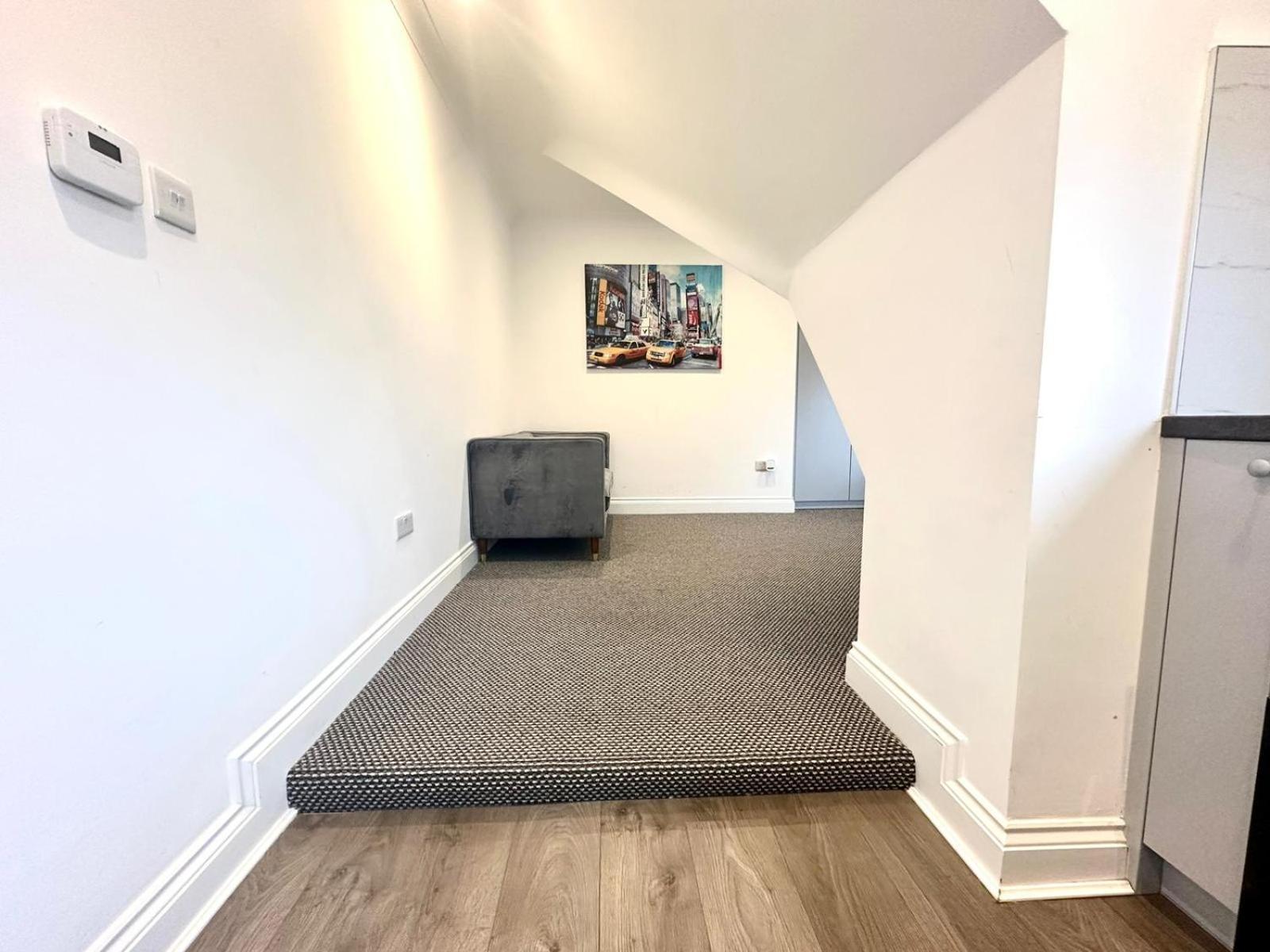 Stylish Modern, Private Apartment,15 Mins To Central London 亨顿 外观 照片