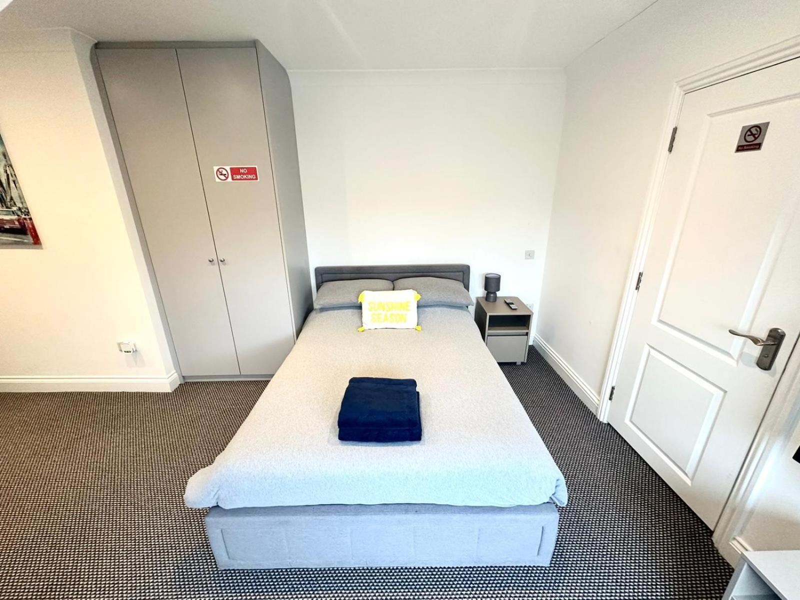 Stylish Modern, Private Apartment,15 Mins To Central London 亨顿 外观 照片