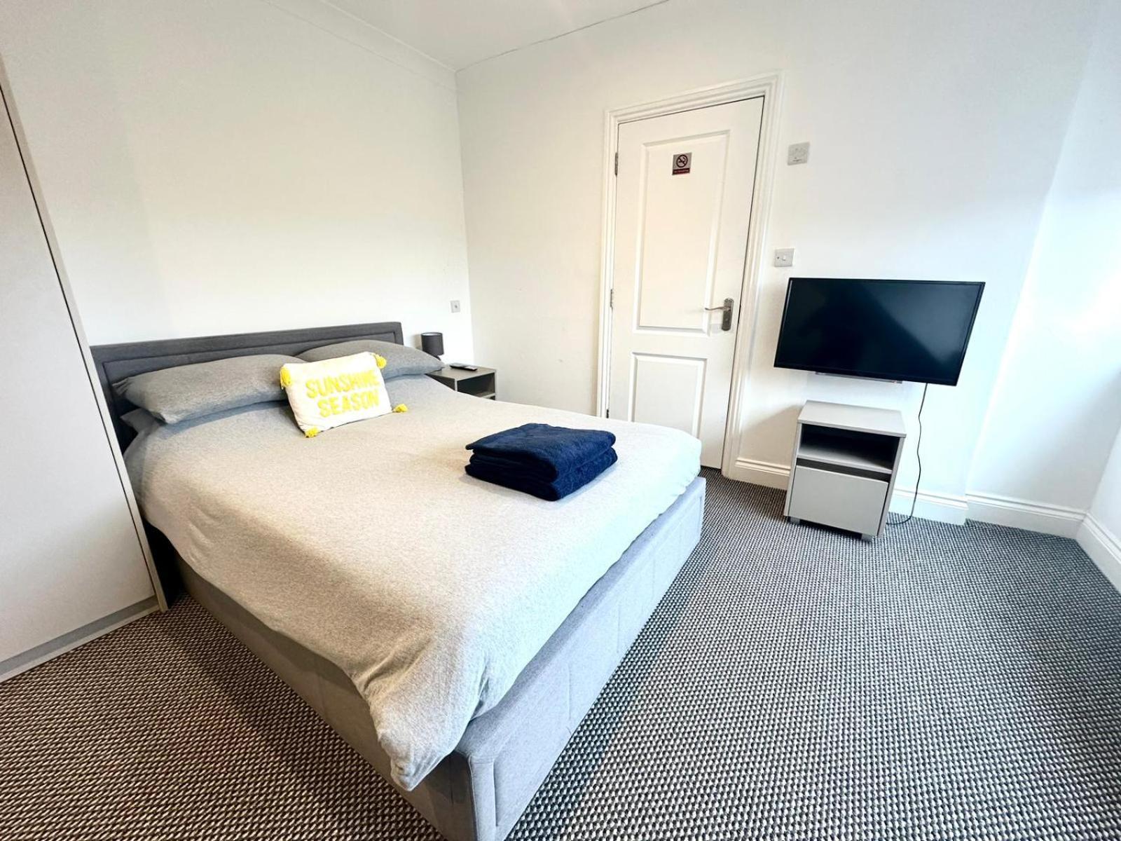 Stylish Modern, Private Apartment,15 Mins To Central London 亨顿 外观 照片